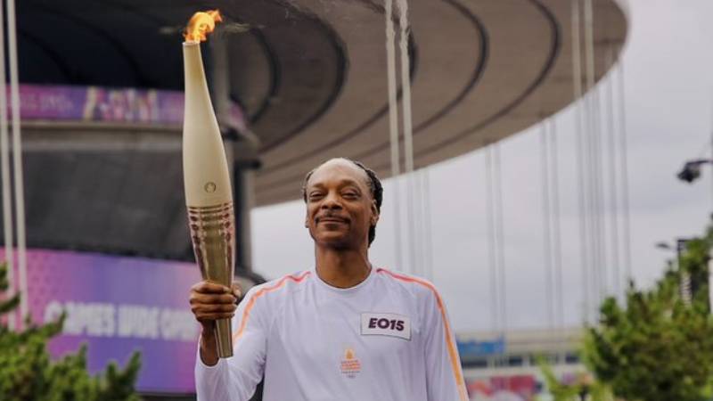 El rapero Snoop Dogg porta la antorcha olímpica previo a la inauguración