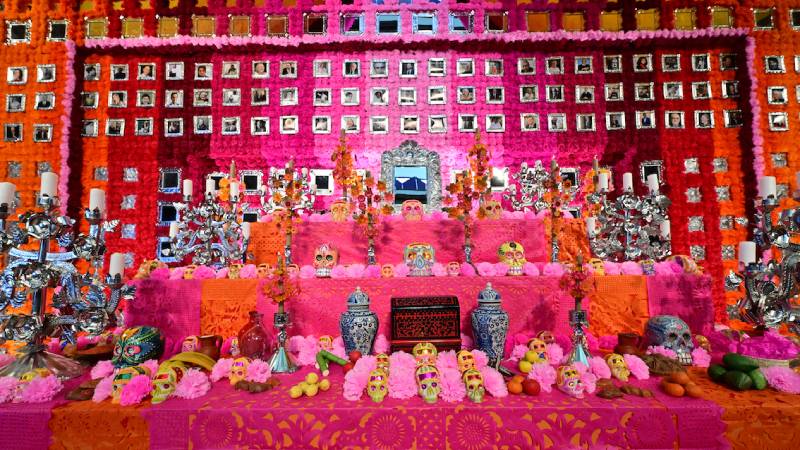 Monumental altar de muertos en el Palacio de Cultura Citibanamex