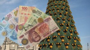 Dinero y árbol navideño